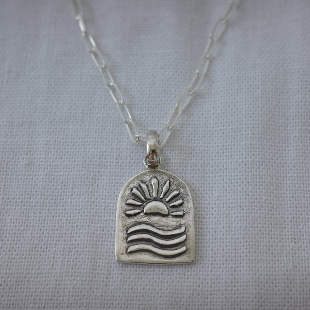 CHASING THE SUN NECKLACE - SILVER 